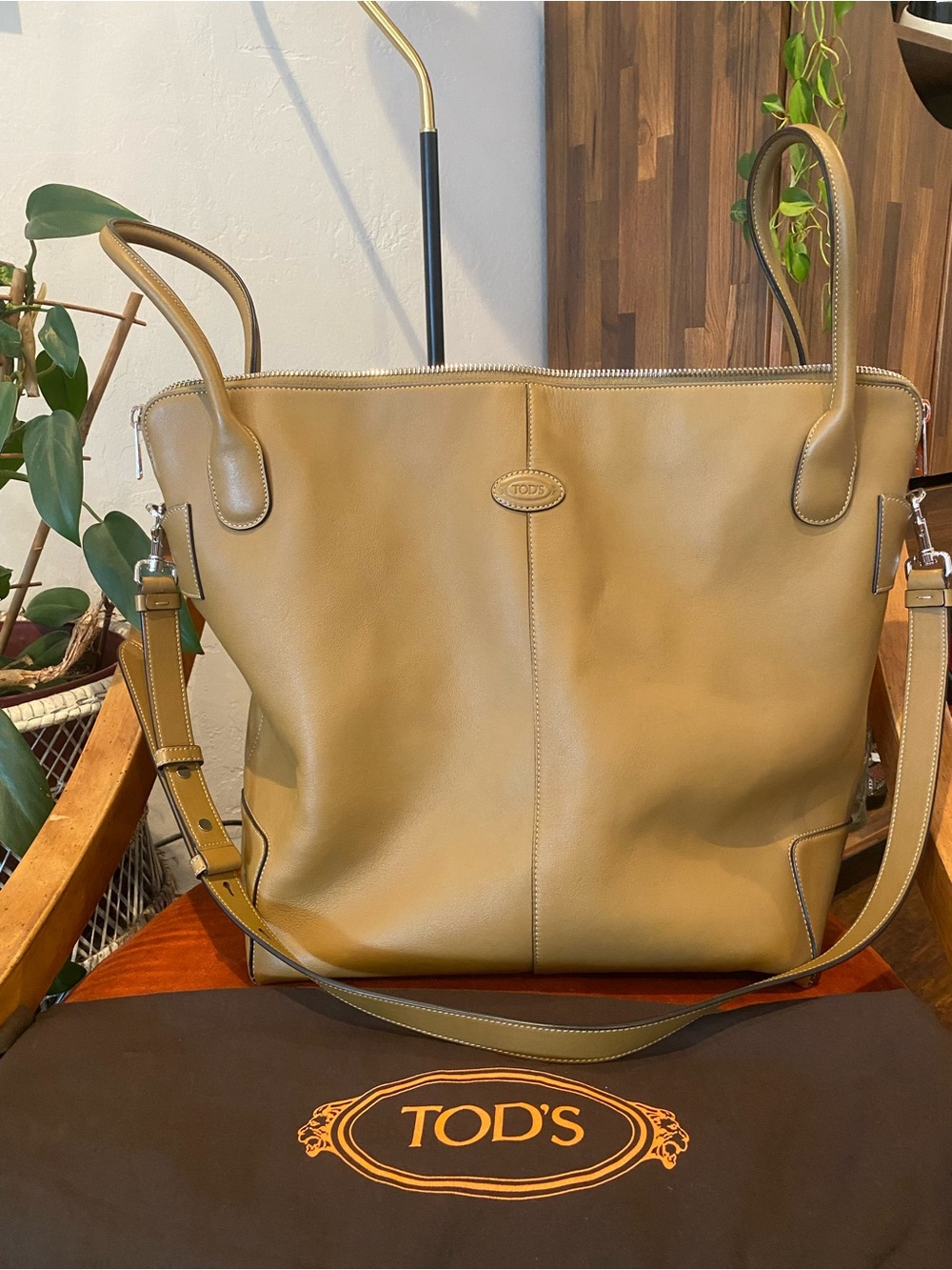 TOD'S Di Swing Mustard Leather Top-Zip Tote with Detachable Shoulder Strap - Picture 4 of 12